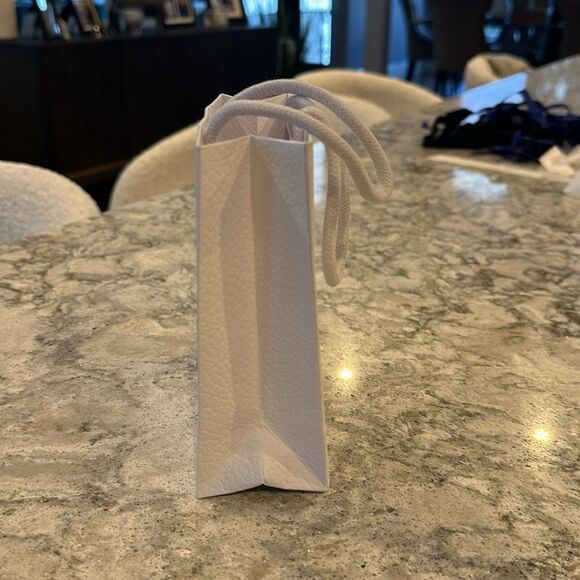 🛍️ Authentic Dior Shopping Bag - 5” x 6” x 2.25” - Petite and Elegant! - Picture 2 of 3